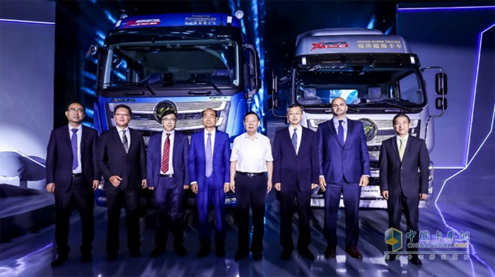 搭載“X超級動力鏈”的歐曼超級重卡、歐航超級中卡產(chǎn)品亮相