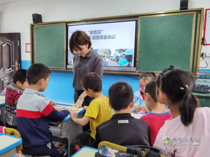 沃爾沃卡車全球“安全大使”吳婷為學(xué)生們帶來(lái)“沃爾沃卡車兒童道路安全知識(shí)講座”