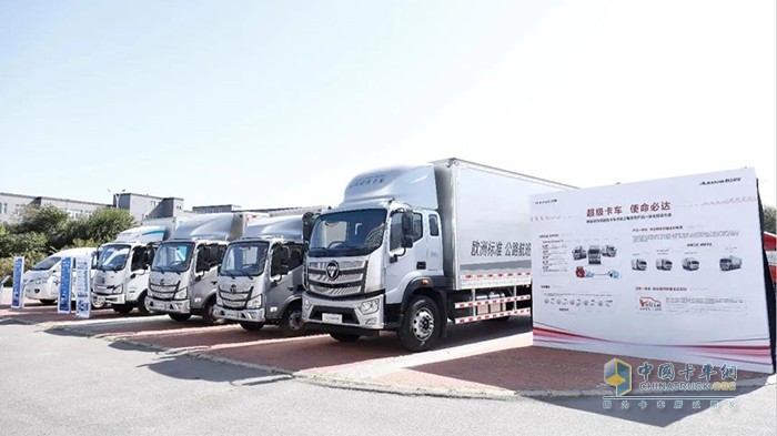 活動(dòng)現(xiàn)場(chǎng)展出的歐航超級(jí)中卡、歐馬可輕卡及歐馬可智藍(lán)