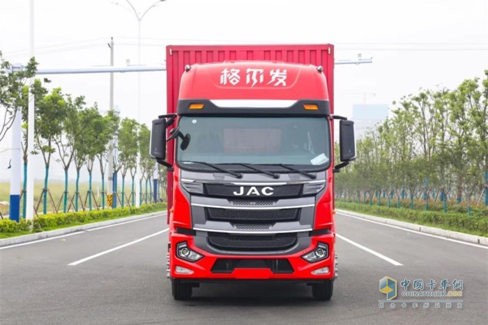 江淮格爾發(fā)大單橋系列產(chǎn)品中的中卡旗艦快遞車(chē)搭載了業(yè)內(nèi)認(rèn)可的優(yōu)質(zhì)動(dòng)力——康明斯發(fā)動(dòng)機(jī)