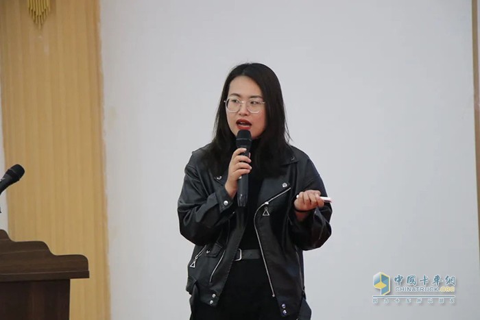 鑼響集團(tuán)市場(chǎng)部王雅楠