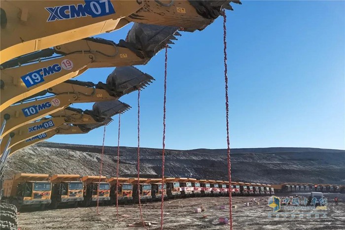 徐工重卡首批35臺(tái)搭配新發(fā)動(dòng)機(jī)的XG90非公路寬體自卸車