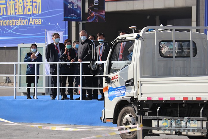 工業(yè)和信息化部黨組成員、中央紀(jì)委國家監(jiān)委駐工業(yè)和信息化部紀(jì)檢監(jiān)察組組長郭開朗現(xiàn)場觀摩自動(dòng)駕駛演示