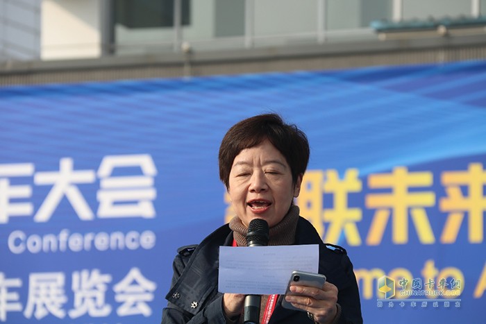 本次大賽裁判長、重慶大學(xué)博士生導(dǎo)師、汽車工程系主任鄭玲開賽當(dāng)日進(jìn)行宣誓