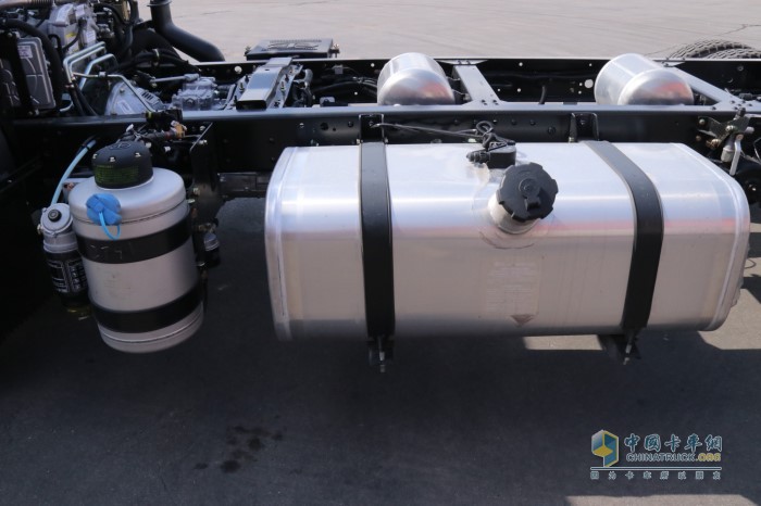 解放J6F配備200升油箱