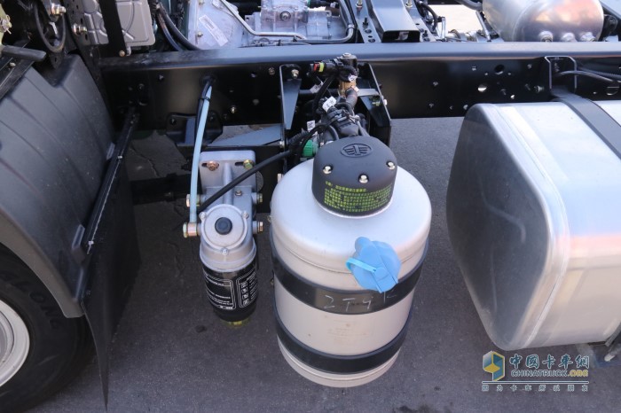 解放J6F配備解放自主專利技術(shù)的氣驅(qū)尿素罐