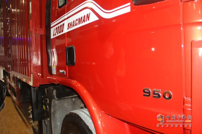 左側車門上粘貼了“950”的字樣，數(shù)字950代表的是發(fā)動機的扭矩