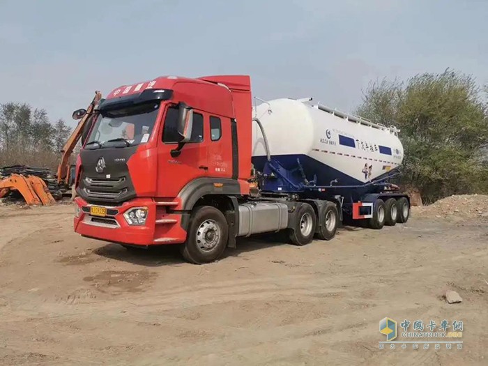 中國(guó)重汽豪瀚牽引車(chē)