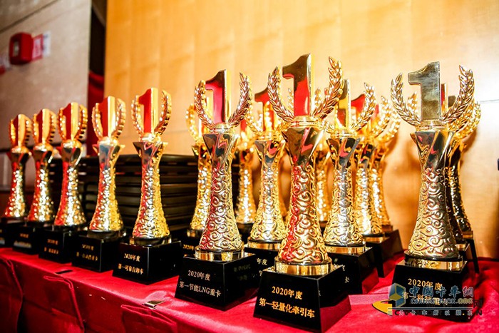 精致的獎杯和獎牌