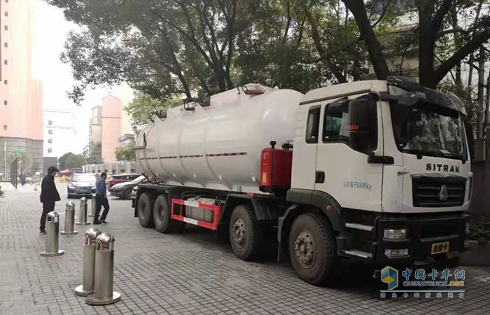 會場外重汽汕德卡展車