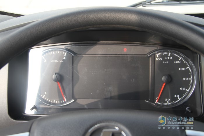 陜汽德龍K3000采用機械指針+液晶儀表盤組合設(shè)計