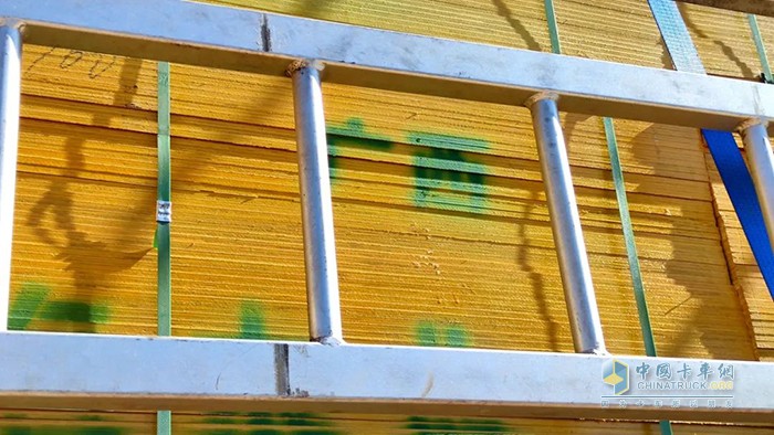 鑼響掛車裝載進藏貨物—建筑模板