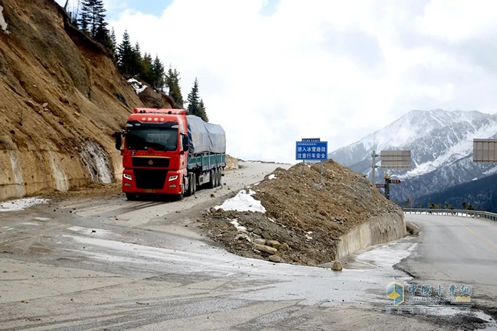 鑼響掛車正在急轉(zhuǎn)彎
