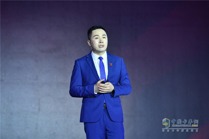 一汽解放銷售公司未來發(fā)展部部長(zhǎng)張立國(guó)作《新業(yè)態(tài)報(bào)告》