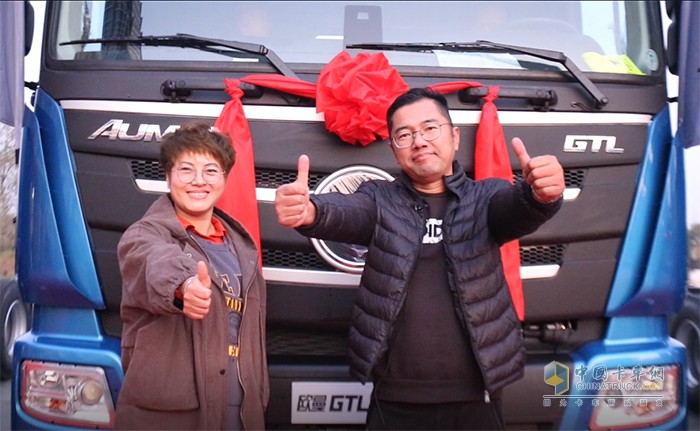 張宗樂(lè)和愛(ài)人一起為歐曼點(diǎn)贊