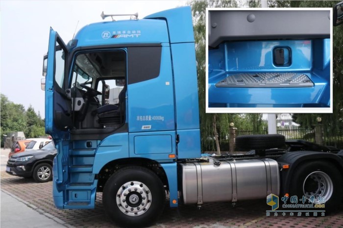 打開車門，映入眼簾的是與車身同色的四級(jí)踏板