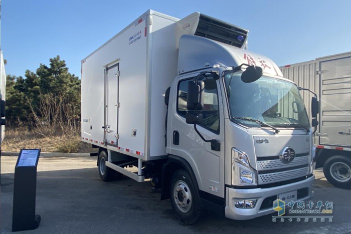 一汽解放黨委副書(shū)記、工會(huì)主席張國(guó)華為“解放領(lǐng)途首席體驗(yàn)官”頒發(fā)了榮譽(yù)證書(shū)