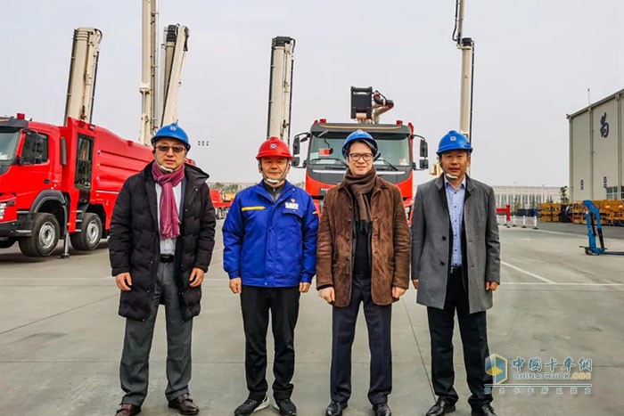 沃爾沃卡車中國區(qū)總裁董晨睿(右二)與徐工消防總經(jīng)理李前進(左二)等領(lǐng)導(dǎo)在徐工消防新廠區(qū)內(nèi)合影