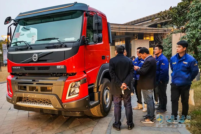 簽約儀式現(xiàn)場展示的裝配沃爾沃FMX底盤的徐工消防車