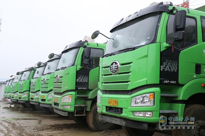 解放J6P 8x4法規(guī)版渣土車馬力大，底盤硬