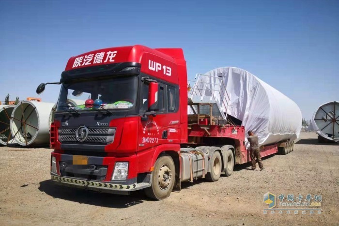 田總的陜汽德龍X3000裝載風(fēng)筒準(zhǔn)備運輸