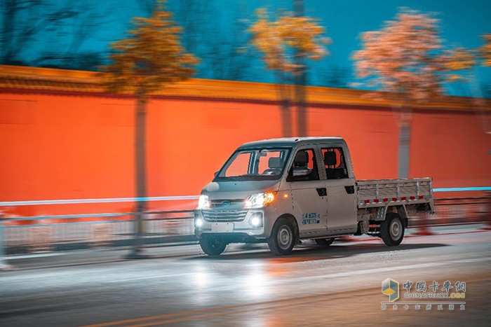 開瑞優(yōu)勁小巧俊俏，車身靈便十足，穿街走巷游刃有余