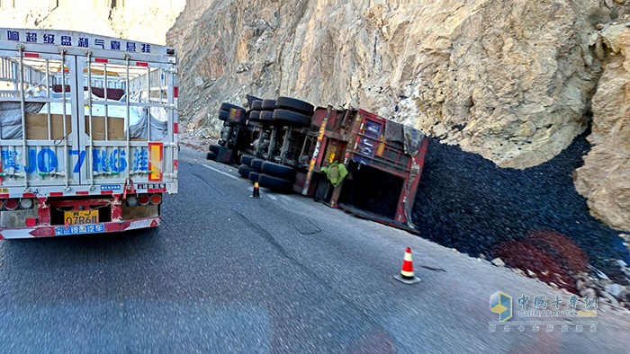 路況復(fù)雜，彎道處側(cè)翻路邊的重卡