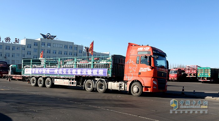 卡友在園區(qū)內(nèi)對(duì)新國(guó)標(biāo)掛車進(jìn)行制動(dòng)體驗(yàn)