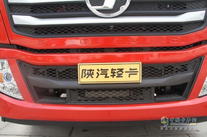 設(shè)有兩個(gè)腳踏位置,方便駕駛員站在上面擦拭車(chē)玻璃