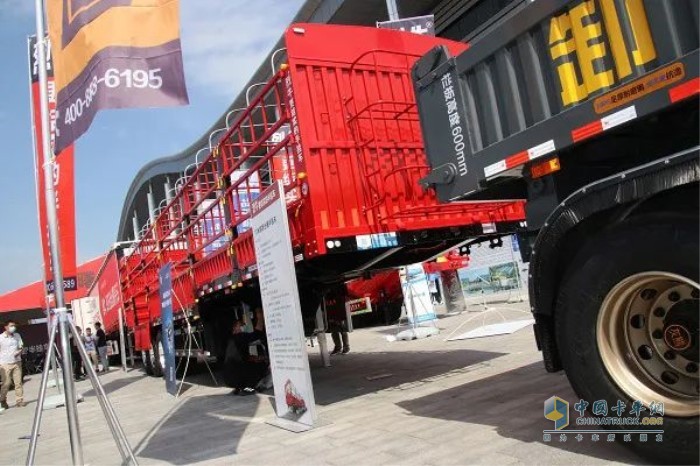 烈牛系列國標倉柵運輸半掛車