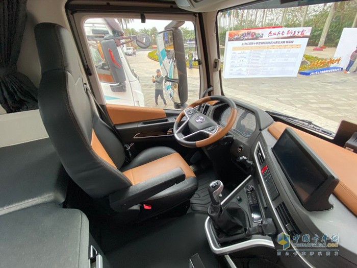 紅巖杰獅H6 6X4牽引車全新內(nèi)飾造型設(shè)計