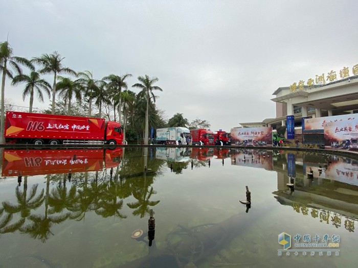 上汽紅巖2021年商務(wù)年會展車現(xiàn)場