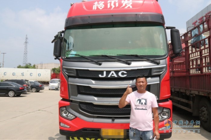 代師傅為格爾發(fā)載貨車(chē)點(diǎn)贊