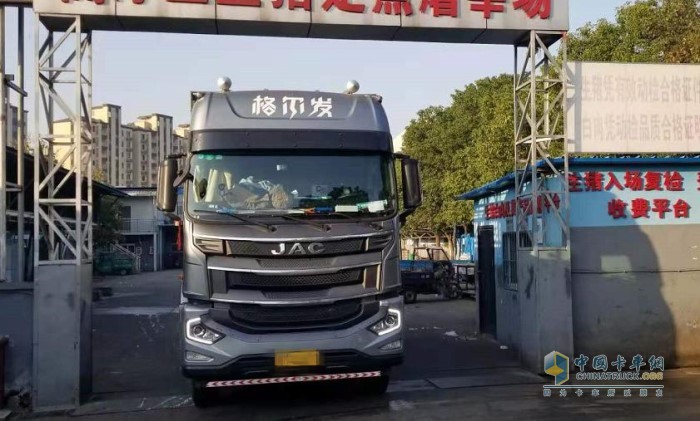 格爾發(fā)A5W承載力很強，每趟能拉80頭生豬，相比同類型車型，裝得更多、跑的更穩(wěn)
