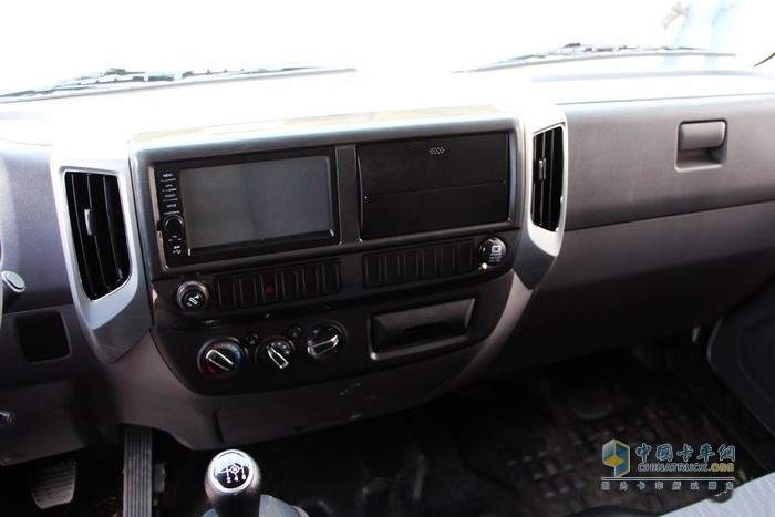 帶有多媒體大屏配置的中控臺(tái)