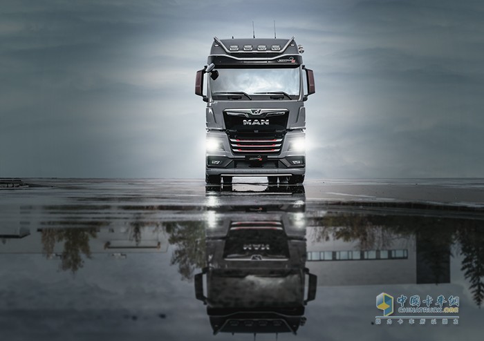 曼恩TGX-Individual-Lion-S:碳黑外觀和紅色點(diǎn)綴彰顯驚艷設(shè)計(jì)