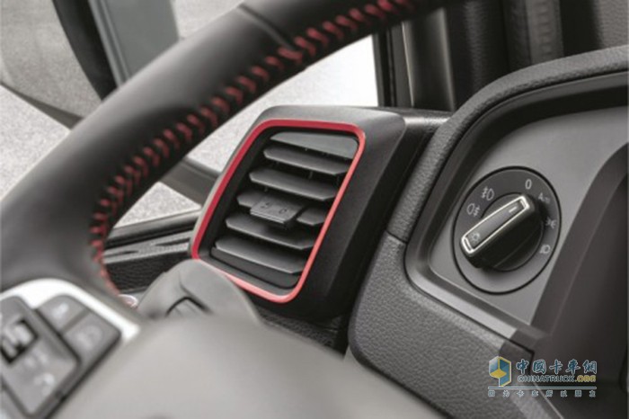 紅色裝飾縫線元素凸顯曼恩TGX-Individual-Lion-S的運(yùn)動(dòng)風(fēng)格