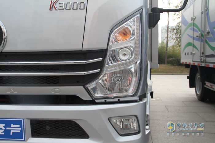 立式組合大燈集成了示廓燈、轉(zhuǎn)向燈以及遠(yuǎn)近光燈組