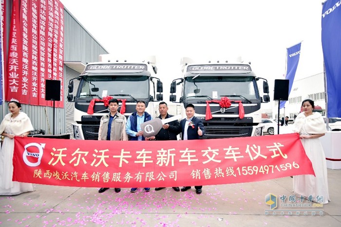 開業(yè)慶典現(xiàn)場(chǎng)交車儀式