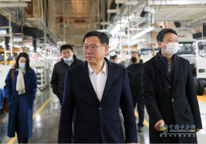 與會(huì)代表一行蒞臨江汽集團(tuán)參觀，開啟價(jià)值品鑒之旅