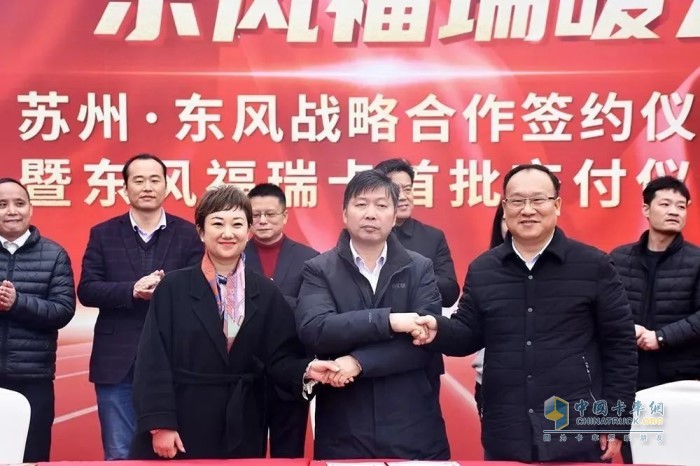 工程車事業(yè)部總經(jīng)理熊繼海，蘇州聯(lián)東汽車銷售服務(wù)有限公司總經(jīng)理曹春芳，客戶代表簽訂《戰(zhàn)略合作協(xié)議》