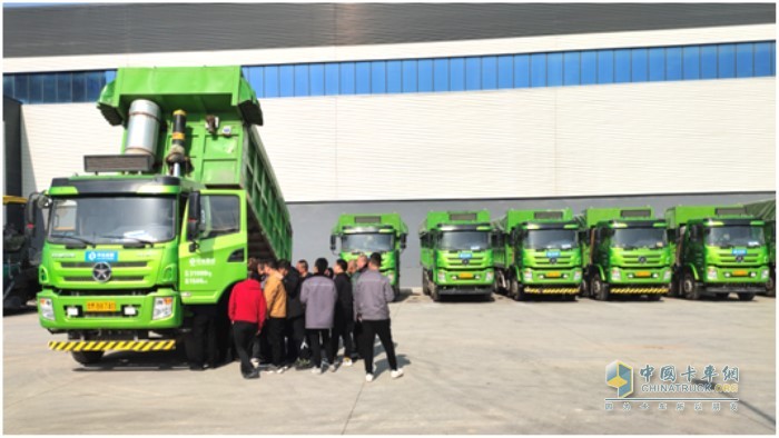 大運重卡售后服務技術人員與銷售業(yè)務經理深入一線