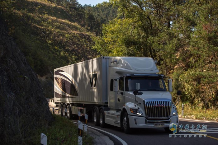 江淮跨越V7犀利的LED鷹眼大燈、直瀑式的進(jìn)氣格柵