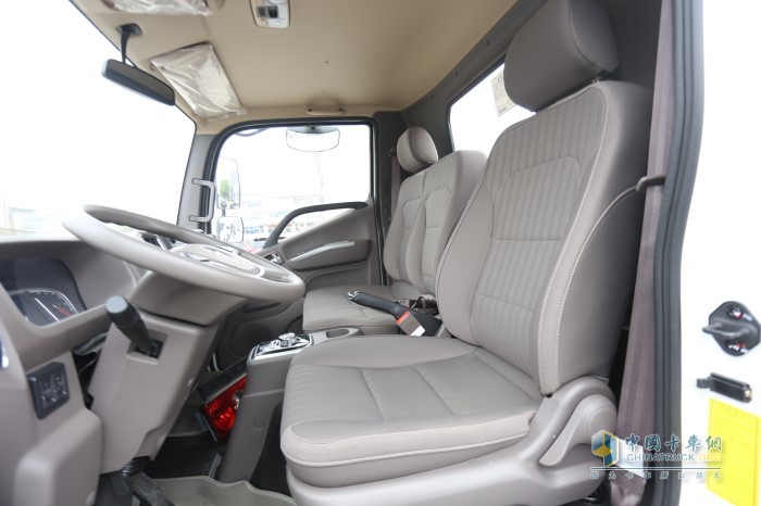 智藍(lán)輕卡駕駛室內(nèi)部采用的簡(jiǎn)潔實(shí)用的樸素風(fēng)格