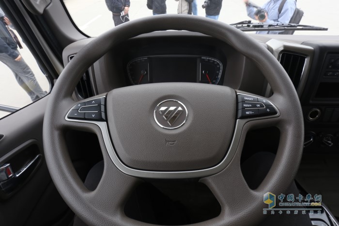 四副式多功能方向盤(pán)上帶有多種能組合按鍵