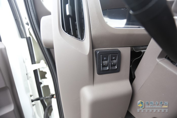 方向盤(pán)左側(cè)下方EP多態(tài)開(kāi)關(guān)