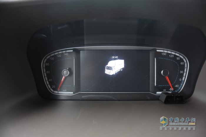 儀表盤(pán)相比傳統(tǒng)車(chē)型有所變化，采用了對(duì)稱(chēng)式設(shè)計(jì)