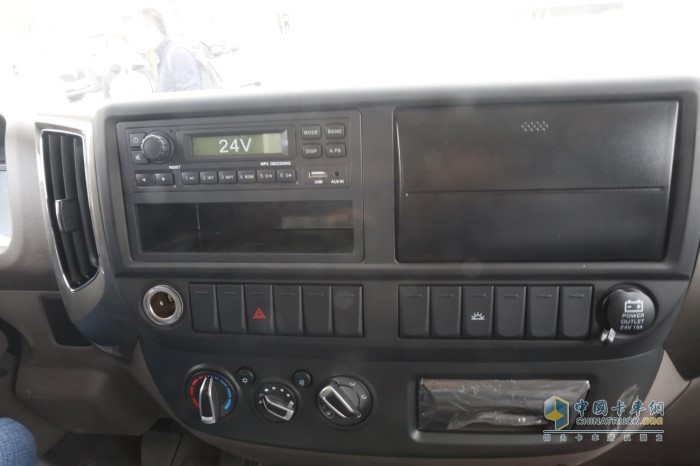 儀表臺(tái)中控區(qū)域，布置較為簡(jiǎn)單，但卻非常實(shí)用