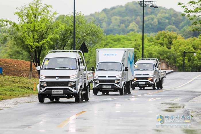 吉利商用車3.5噸鋒銳小卡來襲 上市當(dāng)天獲萬臺(tái)訂單 