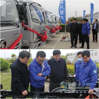 在產(chǎn)品展示區(qū)，田強(qiáng)總經(jīng)理重點(diǎn)介紹了陜汽輕卡配備漢德車橋的主銷產(chǎn)品及新能源產(chǎn)品規(guī)劃